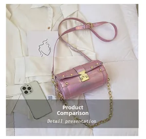 Comparaison de taille du sac bandoulière rose brillant avec un smartphone