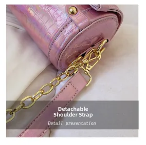 Détail du sac polochon rose irisé en cuir croco avec bandoulière chaîne amovible