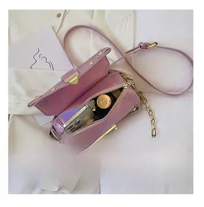 Vue intérieure du sac bandoulière violet croco montrant sa grande capacité de rangement