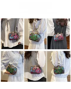 Detail der bestickten Pailletten-Abendtasche mit Blumenmuster und goldener Kette