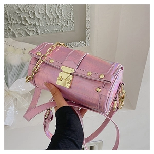Détail du cuir rose holographique motif crocodile sur un sac cylindrique