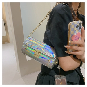 Vue détaillée de la texture crocodile laser holographique et du rivet doré sur le sac