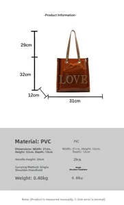 Detaillierte Größenangaben der braunen transparenten PVC-Tasche mit weißem LOVE-Druck