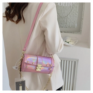 Détail du sac cylindre holographique rose avec motif crocodile et clous dorés