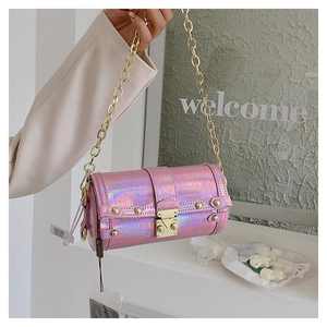 Gros plan du sac holographique rose texture crocodile avec rivets dorés et chaîne