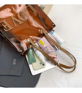Detailansicht einer großen braunen PVC-Tasche mit Fokus auf den geräumigen Innenraum