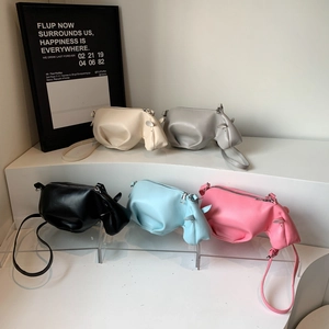 Sacs bandoulière hippo mignons en cinq couleurs avec bretelles en exposition