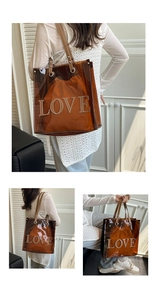 Detail der braunen transparenten PVC-Tasche mit Lederriemen und LOVE-Stickerei-Innenbeutel
