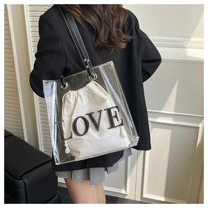 Detail der transparenten PVC-Tasche mit LOVE-Patch und weißem Kordelzug-Innenbeutel