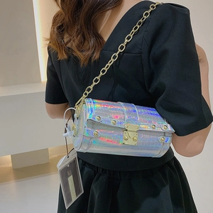Sac bandoulière irisé à motif crocodile avec chaîne dorée et fermoir métallique
