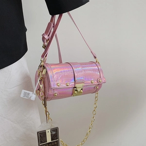 Sac cylindre rose holographique motif crocodile avec rivets et bandoulière chaîne