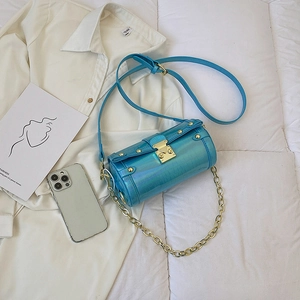 Sac bandoulière bleu ciel à texture crocodile avec rivets dorés et bandoulière chaîne