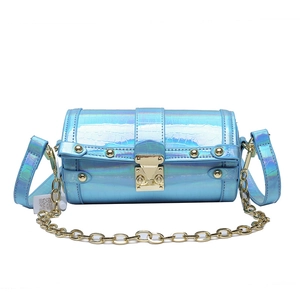 Sac cylindre bleu irisé avec texture crocodile et bandoulière en chaîne métallique