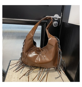 Détails du sac à bandoulière marron brillant avec de longues franges et un nœud décoratif