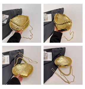 Détails de la pochette de soirée dorée en forme de coquillage avec texture et anse perle