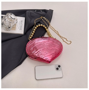 Vue détaillée de la pochette coquillage rose métallisé avec perle dorée et chaîne