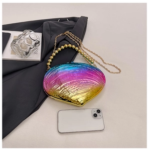 Détail du sac de soirée dégradé en forme de coquille avec poignée perlée et chaîne