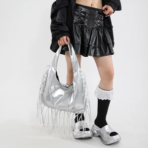 Sac à bandoulière argenté métallisé avec franges longues et détails de laçage