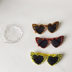 Detailed view of heart-shaped leopard print sunglasses with UV400 and CE markings