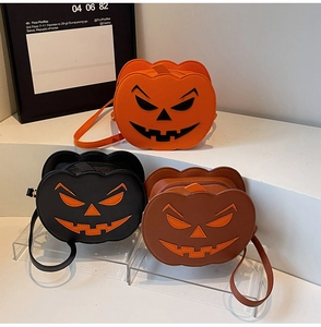 Trois sacs bandoulière citrouille d'Halloween en orange, noir et marron exposés