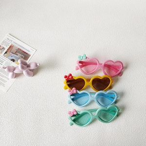 Lot de lunettes de soleil coeur pour enfants avec nœuds en rose, jaune, bleu et vert