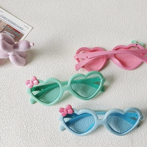 Détails de lunettes de soleil coeur pour enfants en rose, vert menthe et bleu clair