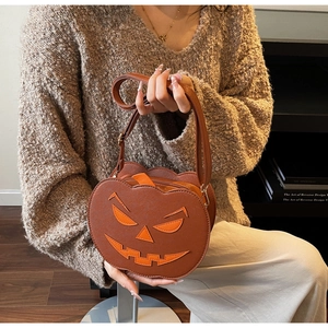 Détail d'un sac à main citrouille créatif avec bandoulière réglable présenté par un mannequin