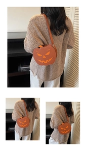 Détail du sac citrouille avec texture cure-dent et motif visage de Jack-o'-lantern
