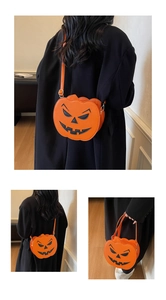 Détail du sac citrouille avec texture grainée et bandoulière réglable pour Halloween