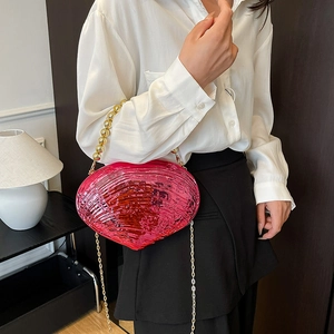 Sac de soirée rose métallisé en forme de coquillage avec poignée en perles dorées