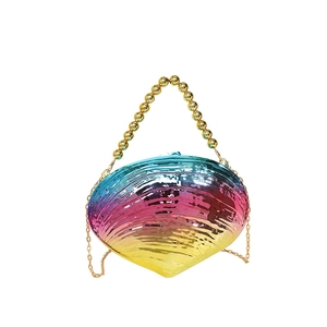 Pochette irisée en forme de coquillage avec poignée dorée et fini dégradé nacré