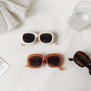 Retro oval sunglasses with UV protection in beige and tortoise finishes for women
