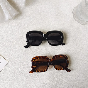 Retro oval sunglasses in black and tortoiseshell finish with UV protection lenses