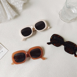 Retro oval sunglasses with thick frames in cream, tortoiseshell and amber colors