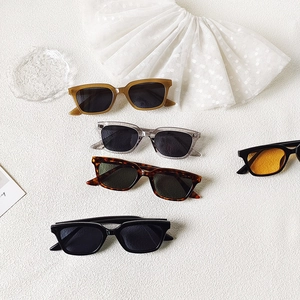 Ensemble de lunettes de soleil carrées tendance en plusieurs couleurs avec protection anti-UV