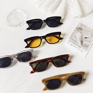 Gros plan détaillé de lunettes de soleil carrées disponibles en cinq coloris de monture