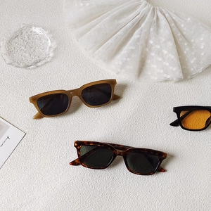 Lunettes de soleil rectangulaires rétro en ambre et écaille avec protection UV