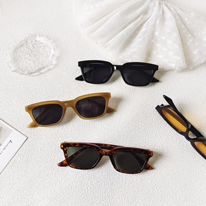 Lunettes de soleil carrées tendance en noir, écaille et thé avec verres anti-UV