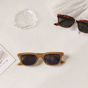 Lunettes de soleil rétro carrées avec monture marron miel et verres foncés mixtes