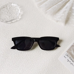 Gros plan de lunettes de soleil carrées noires avec verres de protection UV