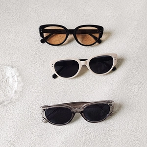 Lunettes de soleil Y2K œil de chat en noir, crème et gris avec détails de rivets