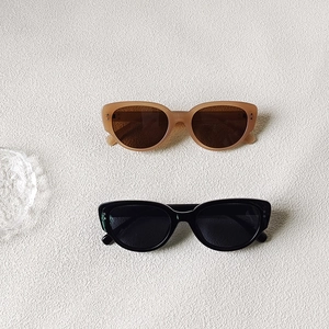 Lunettes de soleil cat eye rétro Y2K noir et ambre avec rivets métalliques latéraux