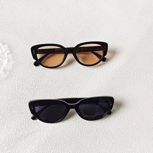 Lunettes de soleil œil de chat Y2K rétro avec rivets argentés et monture noire chic