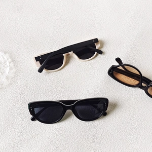 Lunettes de soleil œil de chat vintage Y2K bicolores avec détails de rivets métalliques