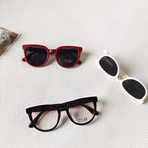 Lunettes de soleil pliables UV400 pour enfants en rouge, blanc et noir macaron