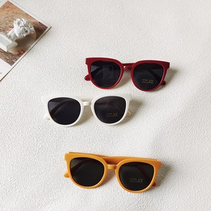 Trois lunettes de soleil pour enfants aux couleurs macaron avec protection UV400