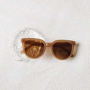 Détail de lunettes de soleil UV400 couleur thé avec marquage de certification CE