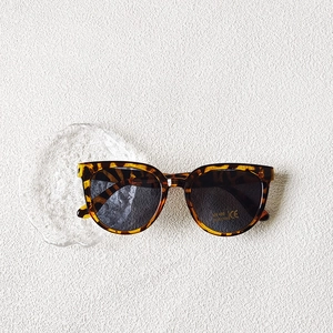 Vue détaillée de lunettes de soleil en écaille avec verres de protection UV400
