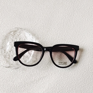 Détail de la protection UV400 et certification CE sur lunettes de soleil rose dégradé