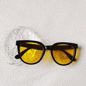 Détail de verres jaunes en monture noire avec protection UV400 et marquage de certification CE